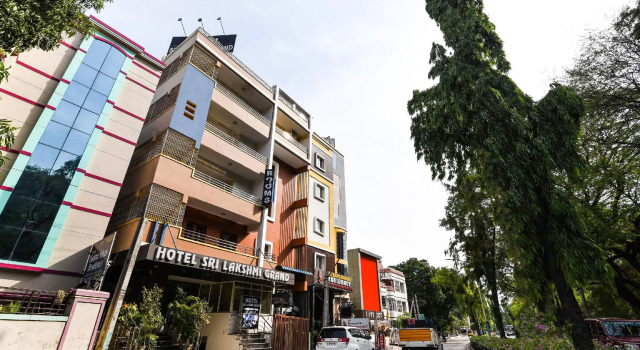 Capital O 37901 Hotel Sri Lakshmi Grand, Rezervovat Hotel Hotely v Andhra Pradesh s parkováním, Parkování