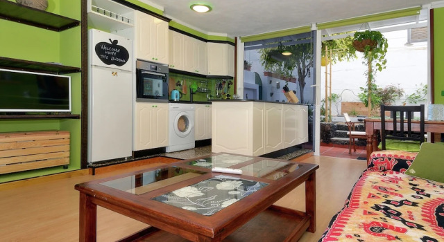 Spacious & Attractive Studio with Communal Pool near Beach