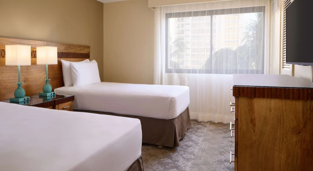 Номер Standard с 2 комнатами с балконом и oceanfront Aston Waikiki Beach Tower