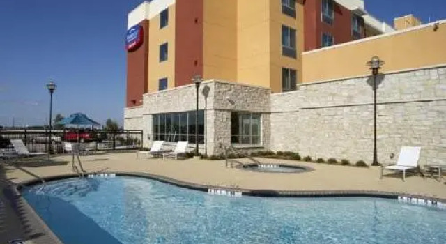 Кровать в общем номере Fairfield Inn & Suites by Marriott Dallas Plano The Colony
