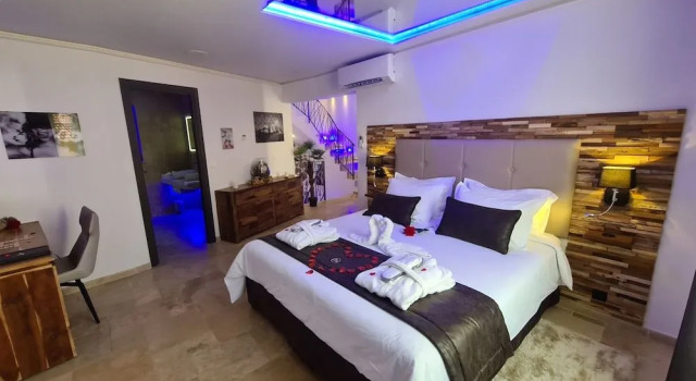 Loveroom La Garçonn'hyeres, Забронировать Отель Йер Var coast