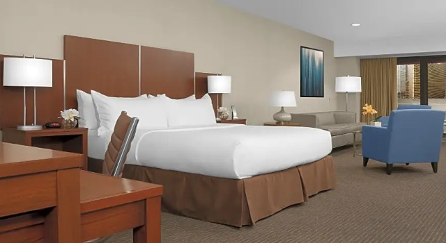 Двухместный люкс с балконом The Manhattan at Times Square Hotel