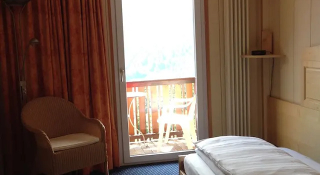 Одноместный номер Standard с балконом и с видом на горы Hotel Bellevue - Traditional Swiss Hideaway