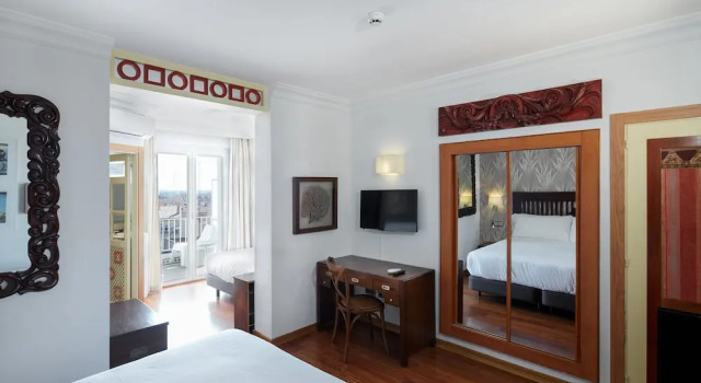 Трёхместный номер Superior с балконом Sercotel Hotel President