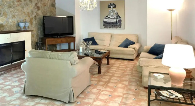 Villa with 9 bedrooms in Can Trabal with wonderful mountain view private pool enclosed garden 12 km from the beach, Reserva ahora Villa Can Trabal Cataluña