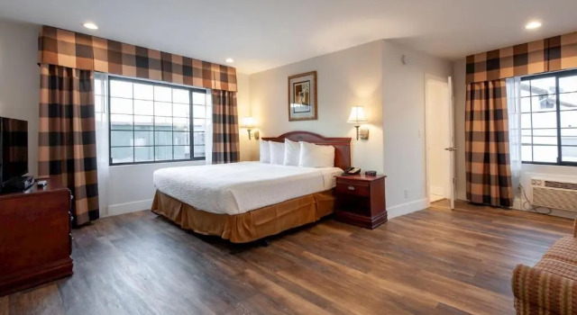 Двухместный люкс Deluxe Studio City Court Yard Hotel