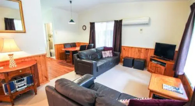 Silver Birches Holiday Village - Unit 2, Book Apartment Bright 