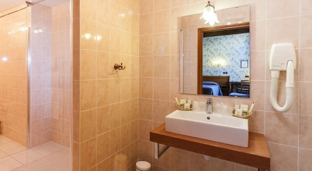 Четырёхместный семейный номер Standard Logis Hotel de La Cloche
