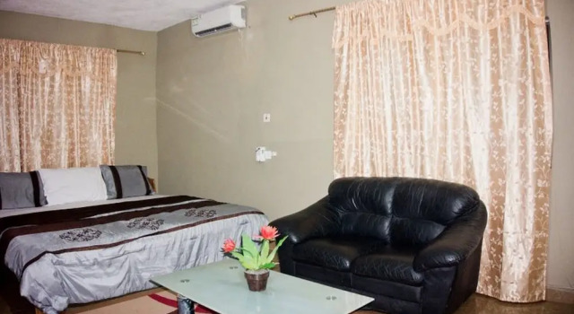 Telecentre Hotel - Double Room, Boek Hotel Konongo 