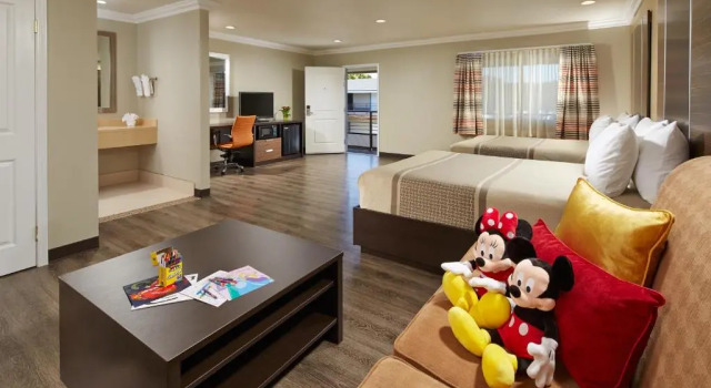 Люкс Eden Roc Inn & Suites near the Maingate