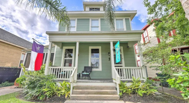 Historic Galveston Hideaway, Walk to the Beach!, Забронировать Отель Отели Галвестон с парковкой, рядом с Galveston Island Railroad Museum and Terminal, Парковка