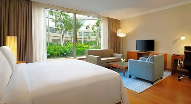 Двухместный номер Deluxe с видом на бассейн Hilton Bangalore Embassy GolfLinks