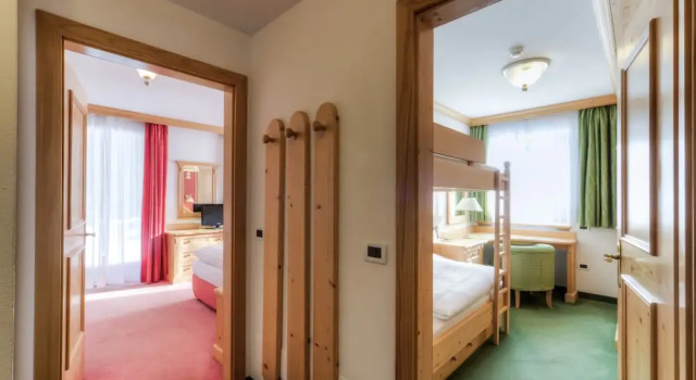 Четырёхместный номер Comfort с 2 комнатами с балконом Hotel Chalet Corso