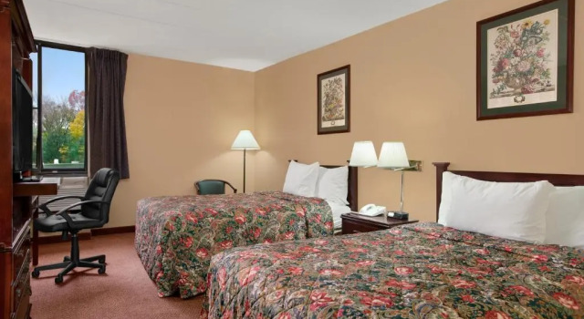 Четырёхместный номер Standard Days Inn by Wyndham Hagerstown I-70