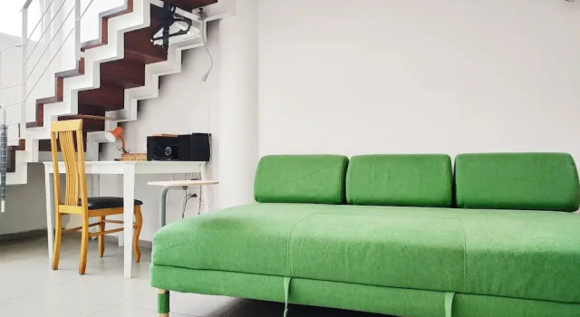 Люкс Classic AirTLV Centrally Located Studio With Gallery