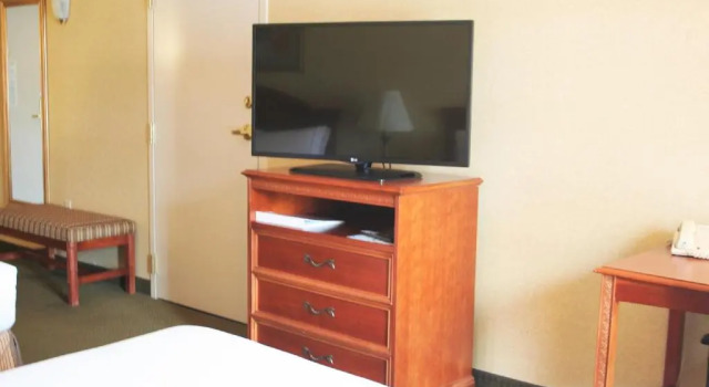 Четырёхместный номер Standard Holiday Inn Express Hotel & Suites Drums-Hazelton by IHG