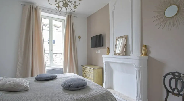 Large and Beautiful Apartment in the Heart of Bayeux, Забронировать Апартаменты/квартира Байе 
