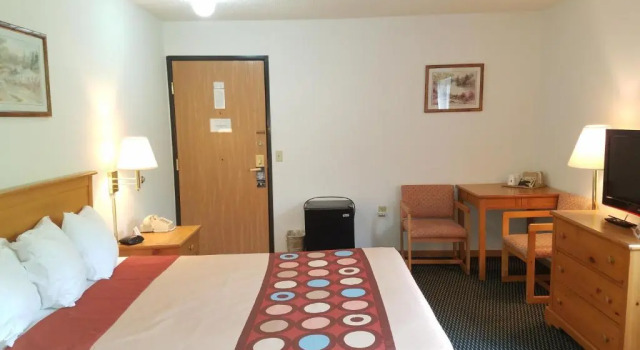 Accessible Doppel Zimmer Super 8 by Wyndham Phillips