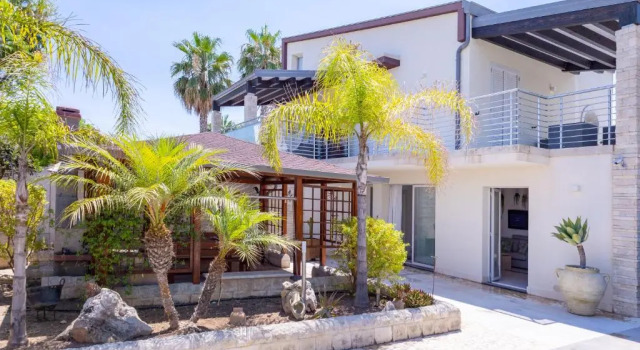 Апартаменты Wonderful Emerald and Gold Apartments with Parking