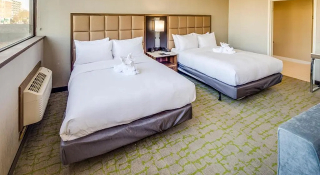 Четырёхместный полулюкс DoubleTree by Hilton Huntington, WV