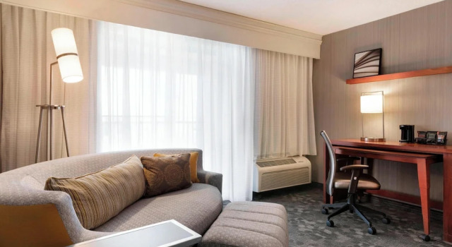 Люкс c 1 комнатой Courtyard Bloomington Normal