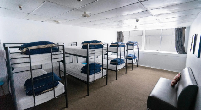 Кровать в общем номере Attic Backpackers