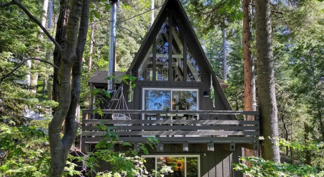 Коттедж с 3 комнатами с балконом A-frame Retreat by Avantstay Modern Interiors 2 Decks Views