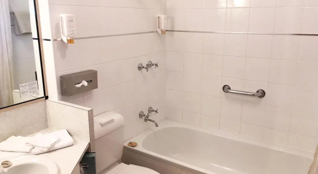 Трёхместный номер Standard Motel Mayfair on Cavell