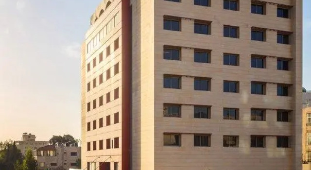 Кровать в общем номере с видом на город Corp Amman Hotel