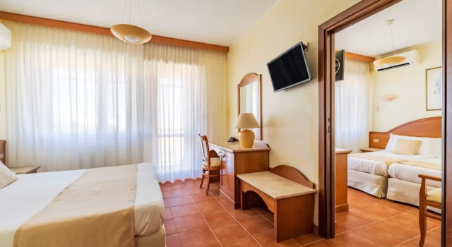 Четырёхместный номер Standard с балконом Hotel Florida
