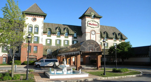 Четырёхместный номер Standard Chateau Hotel and Conference Center