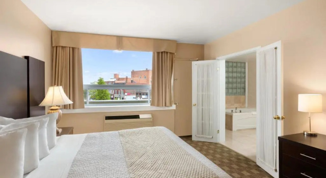 Люкс Deluxe Days Inn & Suites by Wyndham North Bay Downtown