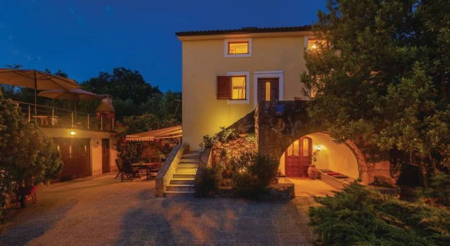 Amazing Home in Malinska With Wifi and 3 Bedrooms, Varaa Hotelli Hotellit Kvarner Islands uima-altaalla, Uima-allas