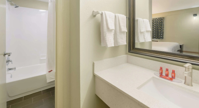 Четырёхместный номер Standard SureStay Hotel by Best Western Columbus Downtown