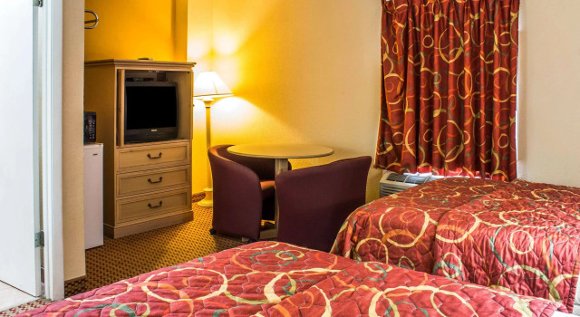 Четырёхместный номер Standard Econo Lodge Inn & Suites Walnut