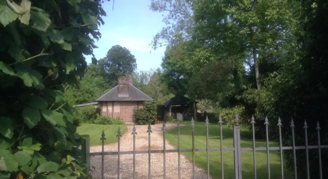 Charmante Petite Maison dans le Jardin, Book Hotel Fresne-le-Plan France