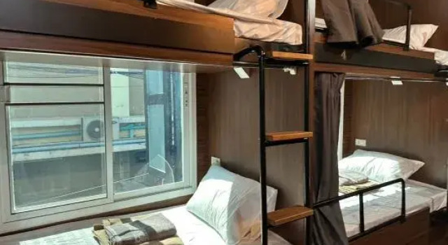 Кровать в общем номере с 2 комнатами OYO 895 The Onion Hostel