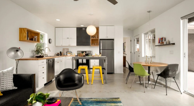 Smoketree by Avantstay An Oasis w/ Two Kitchens, Pool, Hot Tub & Air Streamer!