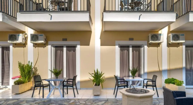 Boulevard Studio 10 with side sea view