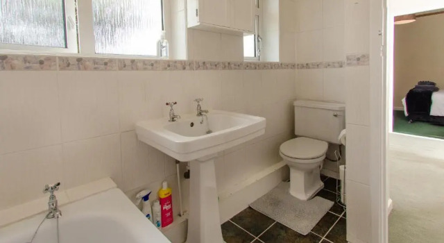 Коттедж 4 Bed - 2 Baths 1 Walk in Shower Lots of Parking