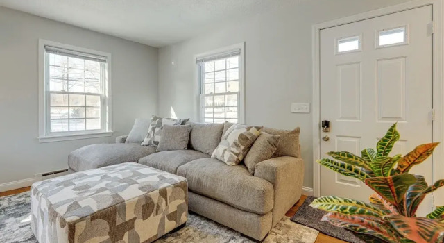 Niantic Duplex w/ Deck < 1 Mi to Beach + Boardwalk, Брондау Демалыс үйі Найантик Connecticut