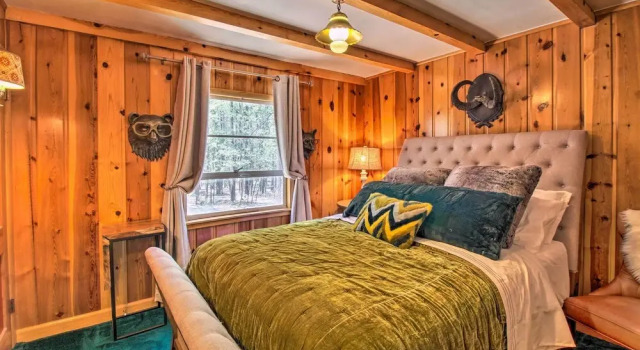 1 Mi to Rainbow Lake: Lakeside Cabin w/ Deck!, Забронировать Дом для отпуска Лейксайд штат Аризона
