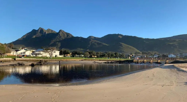 Bungalow by the sea near Cape Town, Забронировать Отель Клейнмонд Каледон, рядом с Kleinmond Golf Course