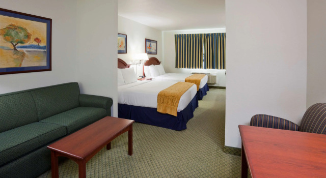 Четырёхместный люкс GrandStay Hotel & Suites Becker