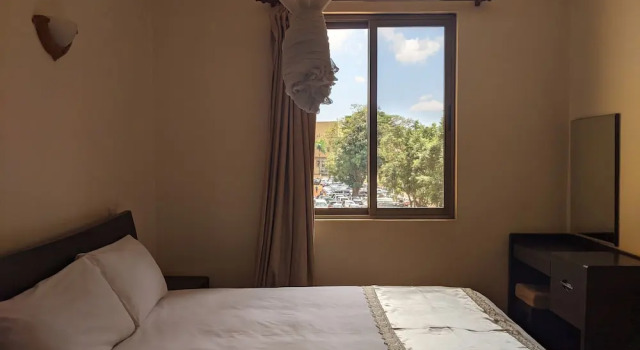 Dyrektorski suite 1 sypialnia z widokiem na basen Prestige Hotel Suites Kampala