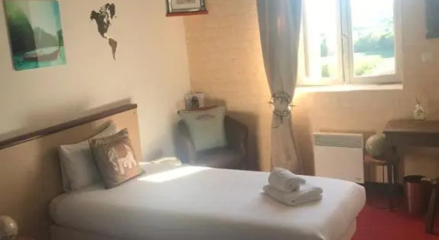 Двухместный номер Standard с красивым видом из окна Hôtel Bien-Être Aux Cyprès de Marquay-Calme et élégance-Laissez-vous porter par une ambiance chaleureuse où chaque instant compte-Découvrez un havre de paix où nature et confort se marient pour vous offrir une expérience unique- Réservez dès aujourdhui