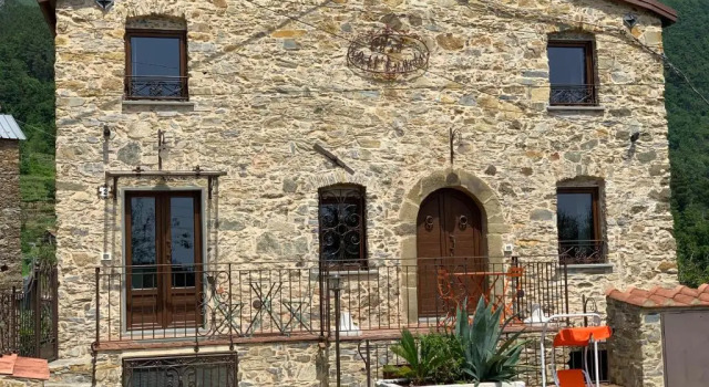 Casa DellAngelo, Book Hotel Castelnuovo Magra Liguria