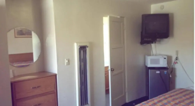 Четырёхместный номер Standard с видом на бассейн Hacienda Motel
