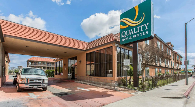 Кровать в общем номере Quality Inn & Suites Bell Gardens-Los Angeles