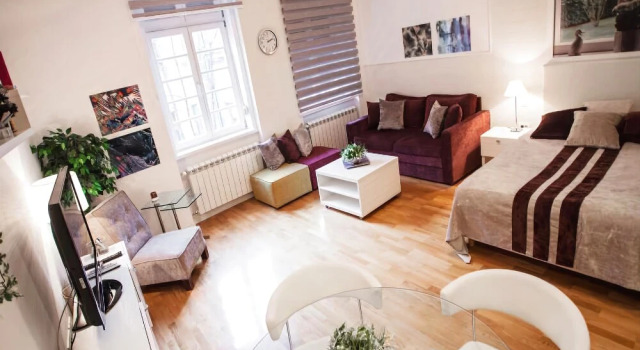 Studio Glam & Chic
